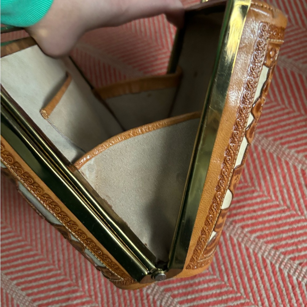Leather like two-toned handbag - Picture 10 of 12